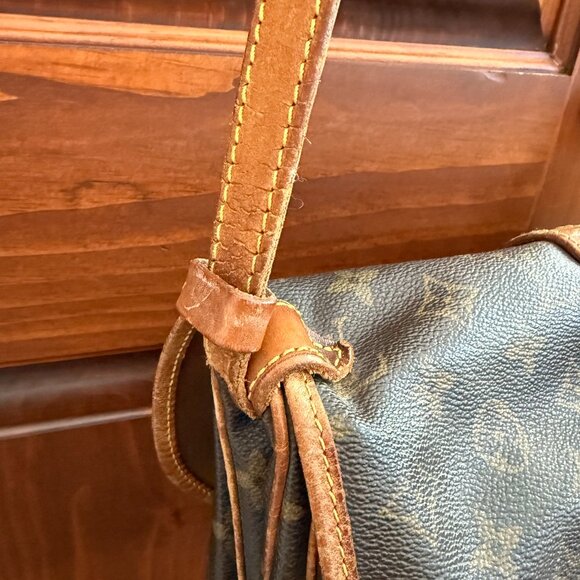 AUTHENTIC VINTAGE LOUIS VUITTON MONOGRAM "SAUMUR" 30 SHOULDER BAG/CROSSBODY - Picture 4 of 10
